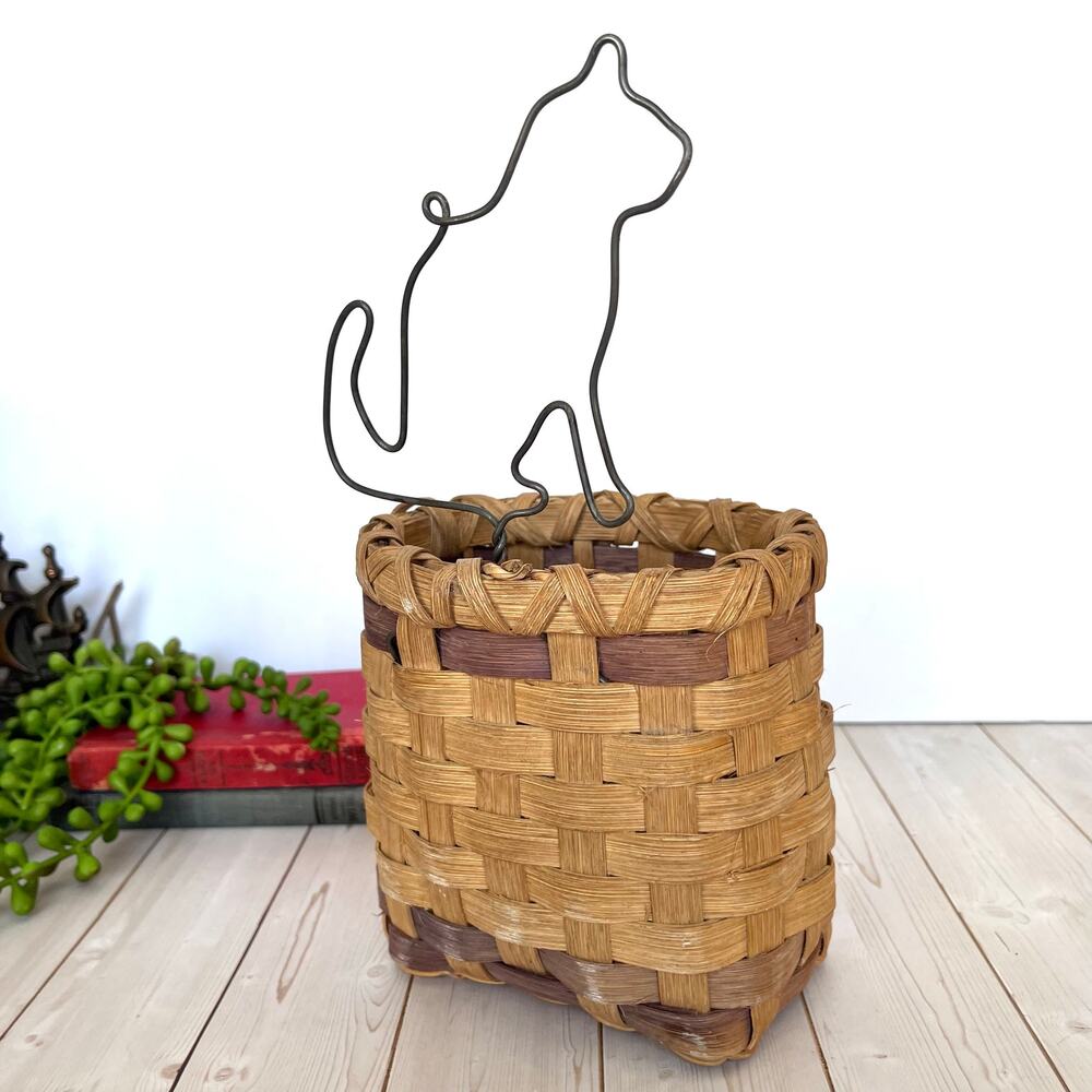 Vintage Wicker Woven Wall Pocket Basket Metal Cat Handle Cottage Country Signed